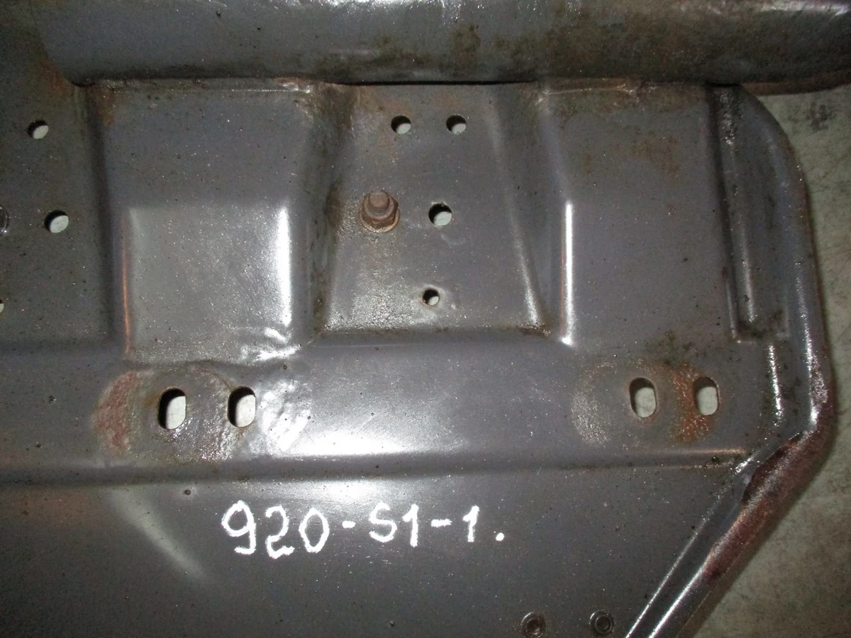 Кронштейн брызговика заднего (правый) под три болта 2054580