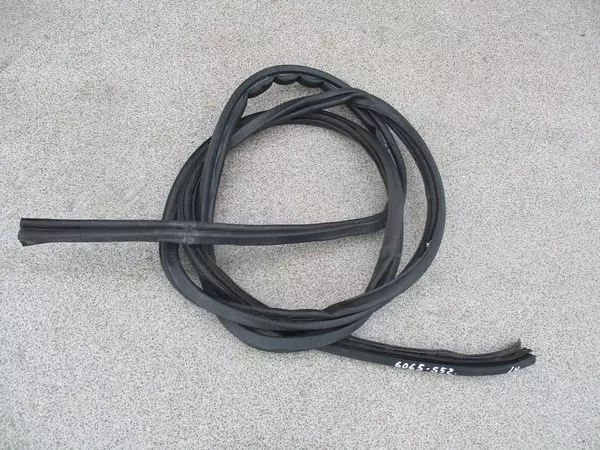 uplotnitel dveri vneshnij levyj