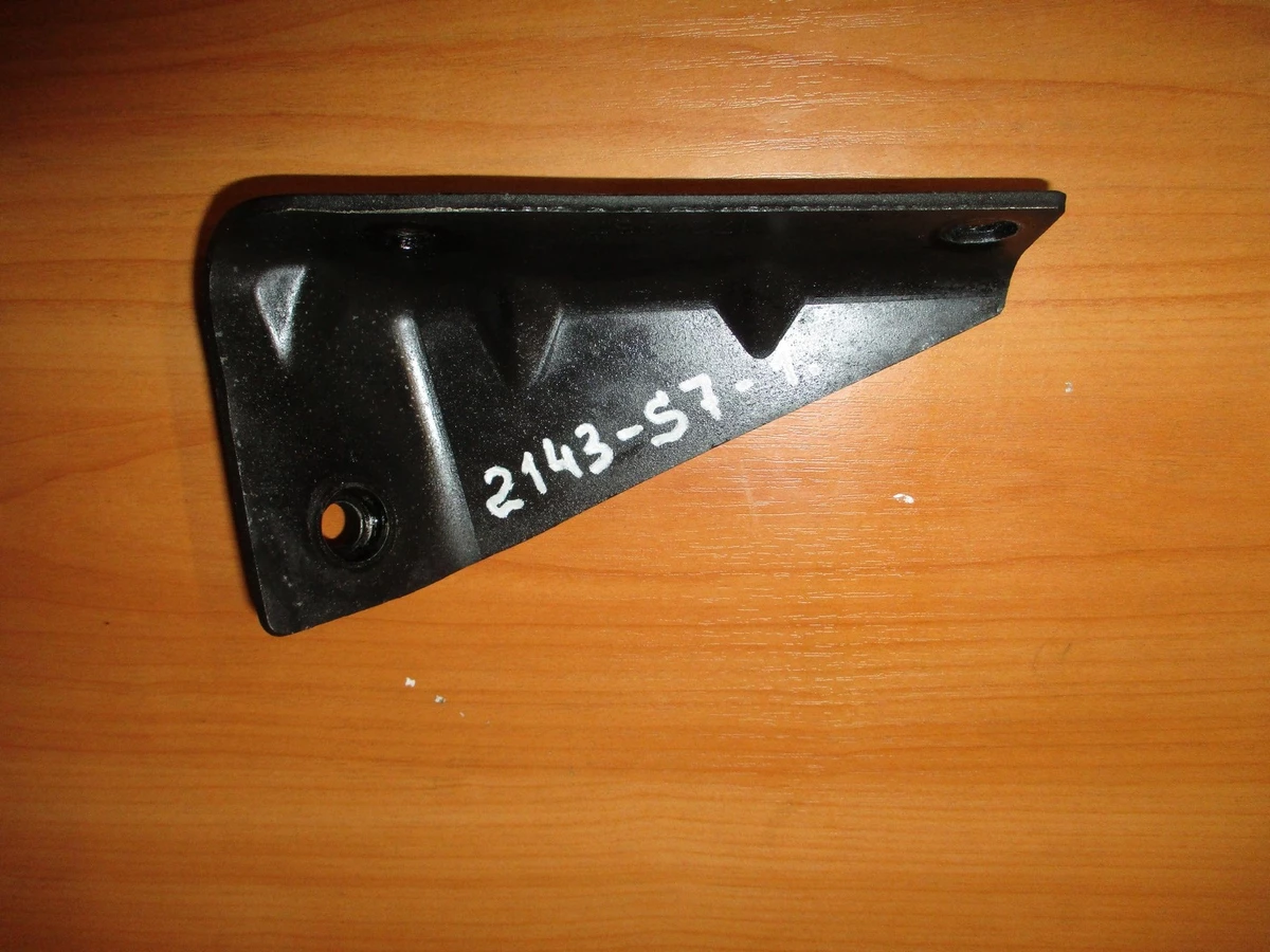 Кронштейн подвески радиатора CP, D9/D11/D12 1724357