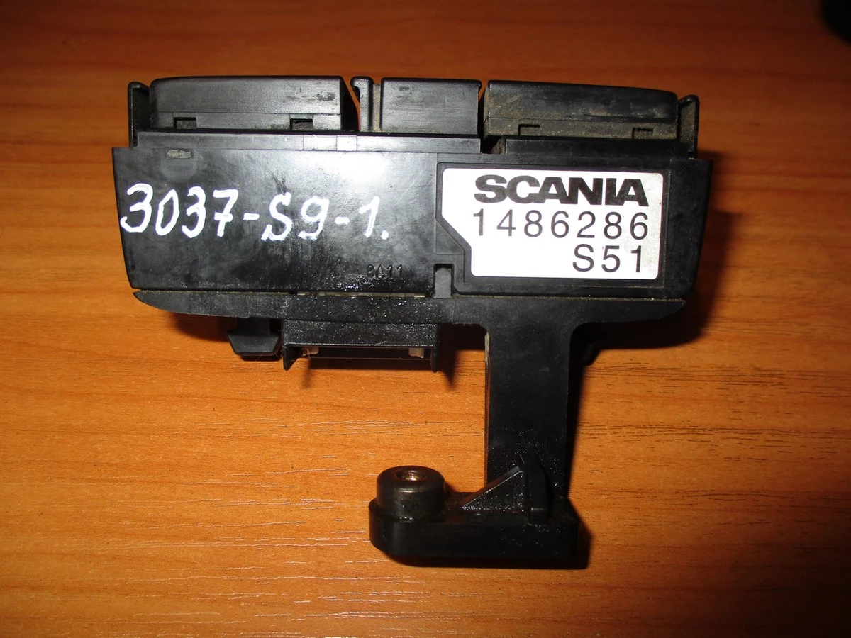 Переключатель круиз-контроля и меню на рулевом колесе (S51) 1486286