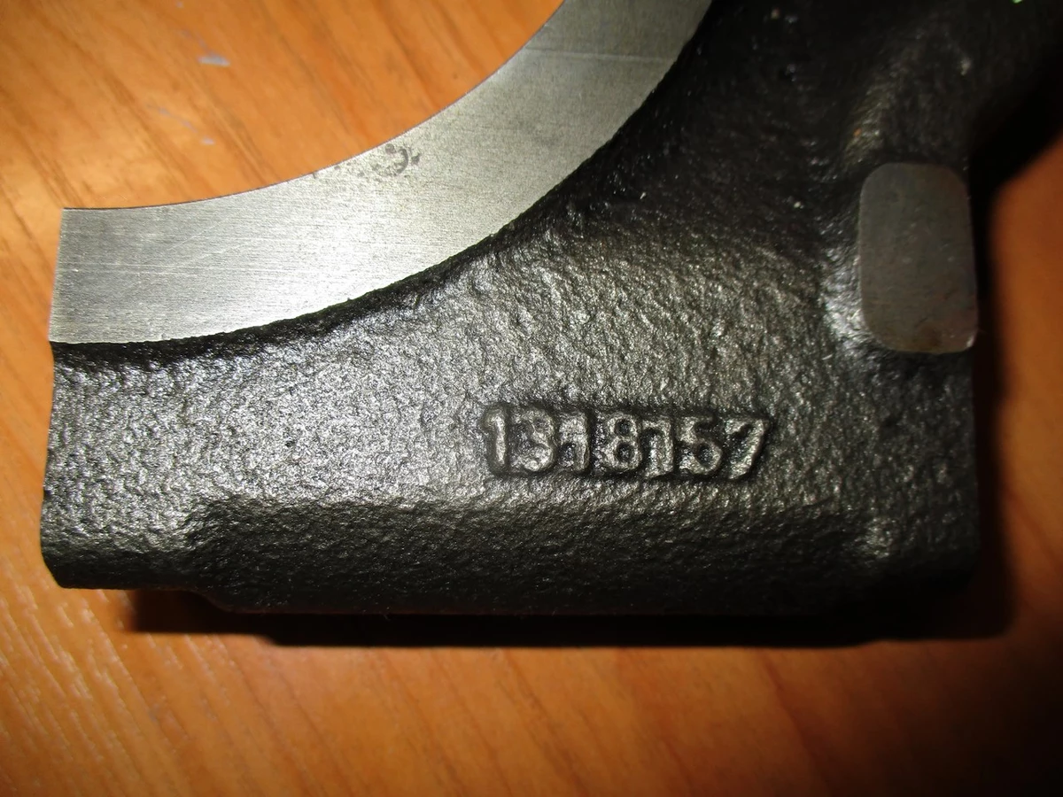 Крышка подшипника коленчатого вала D11,D12 1318157