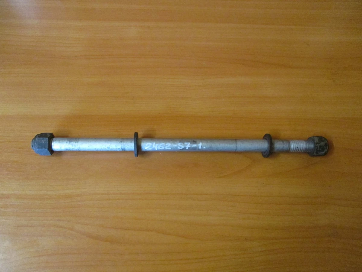 Шпилька M18*390 крепления реактивных тяг в сборе с шайбами и гайками (комплект) 1485733