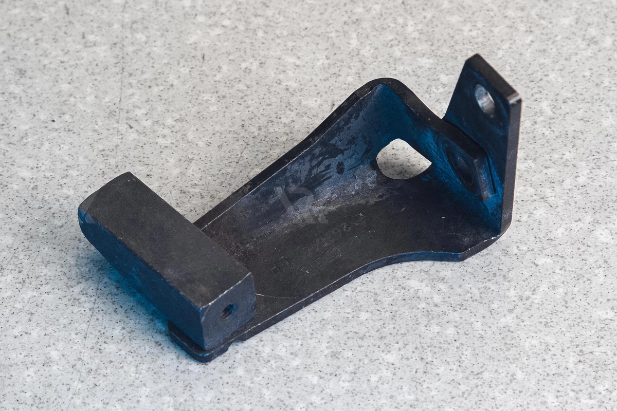 Защитные кронштейны. Защита-держатель топливного бака бензокосы (металл). Защита-держатель топливного бака бензокосы. Крепление защитного кожуха для триммера huter. Кронштейн защиты двигателя mb 164.